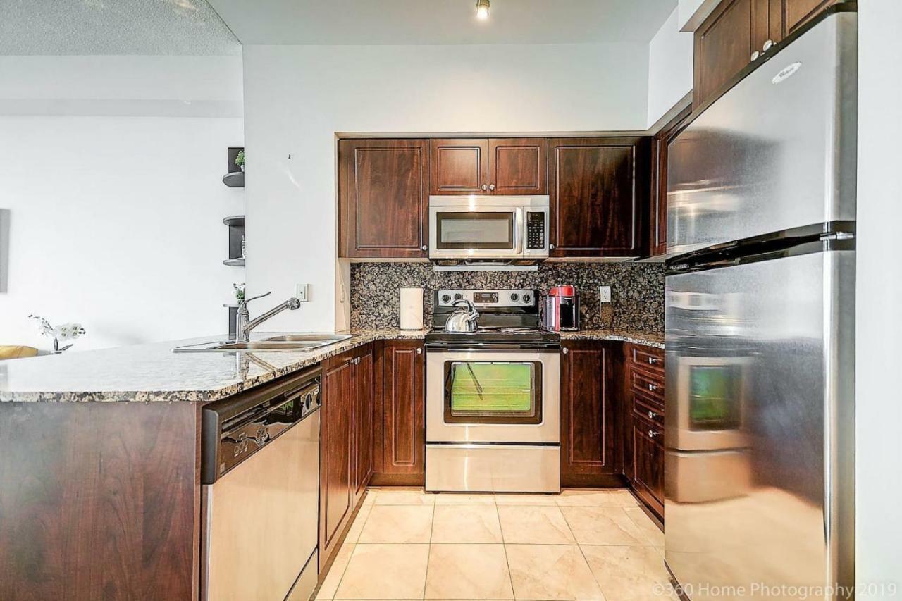 30 Off Lake View Property Heart Of Downtown Toronto Exterior foto